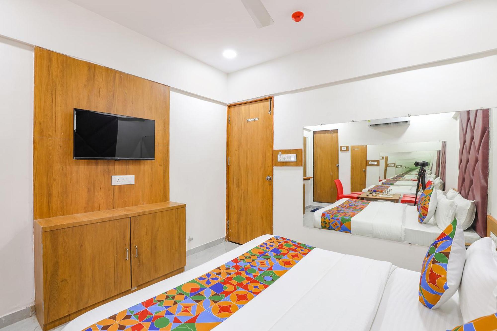 Fabhotel Crystal I - Гандинагар Екстериор снимка