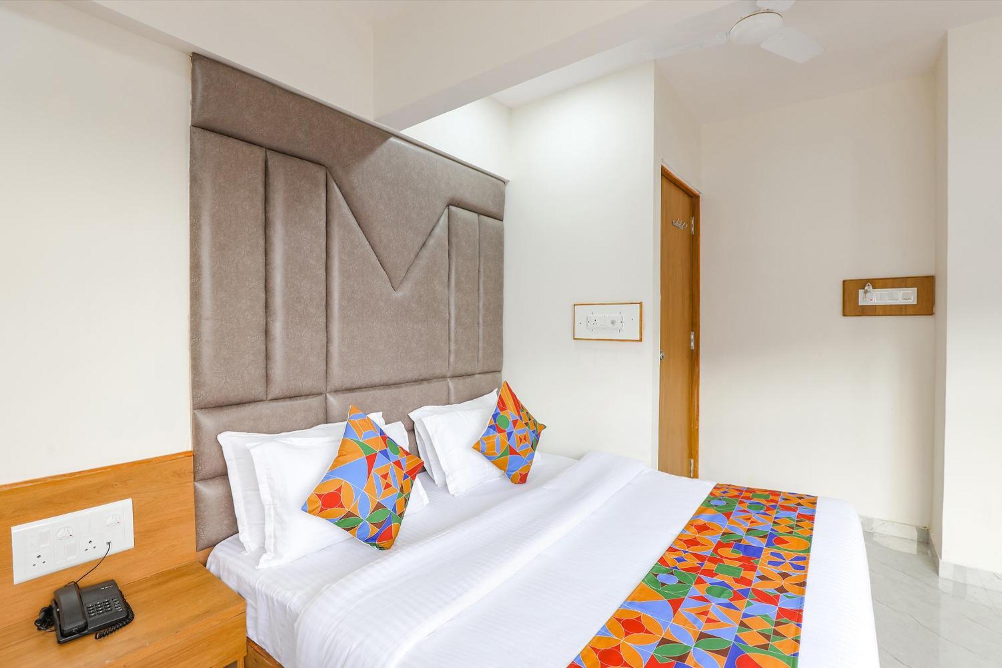 Fabhotel Crystal I - Гандинагар Екстериор снимка