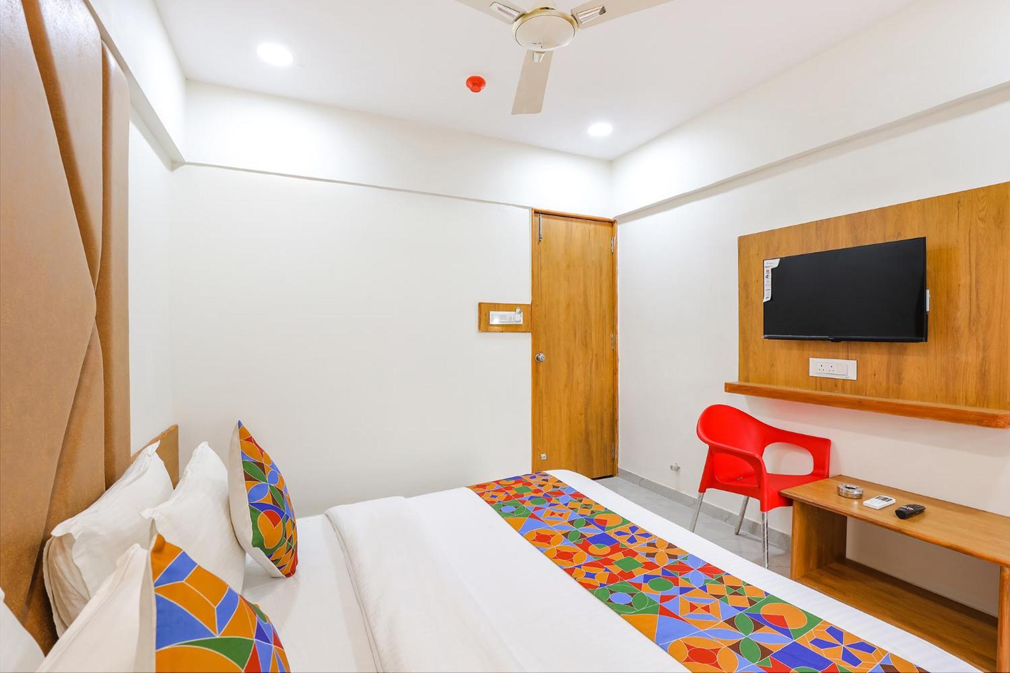 Fabhotel Crystal I - Гандинагар Екстериор снимка