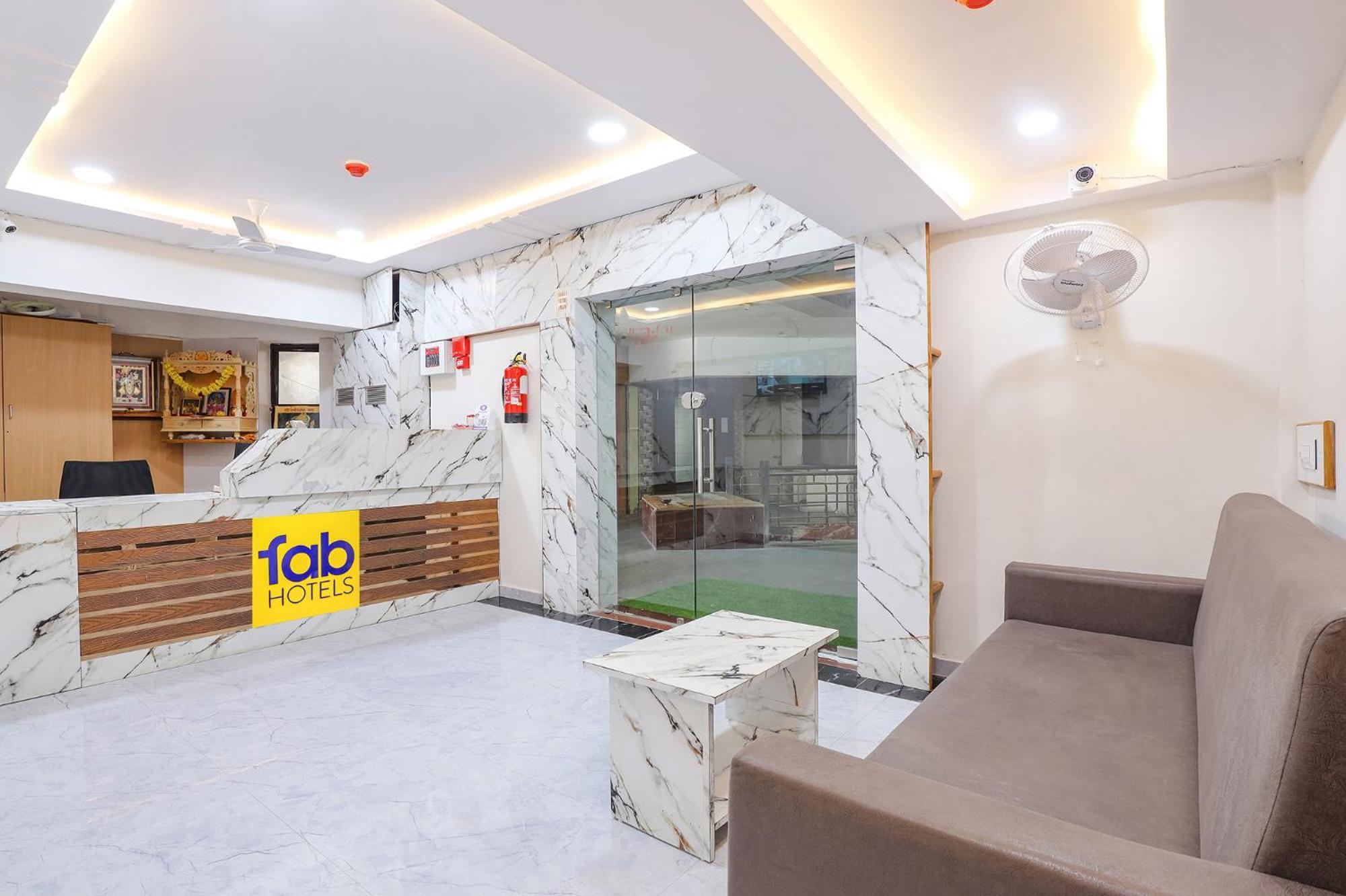 Fabhotel Crystal I - Гандинагар Екстериор снимка