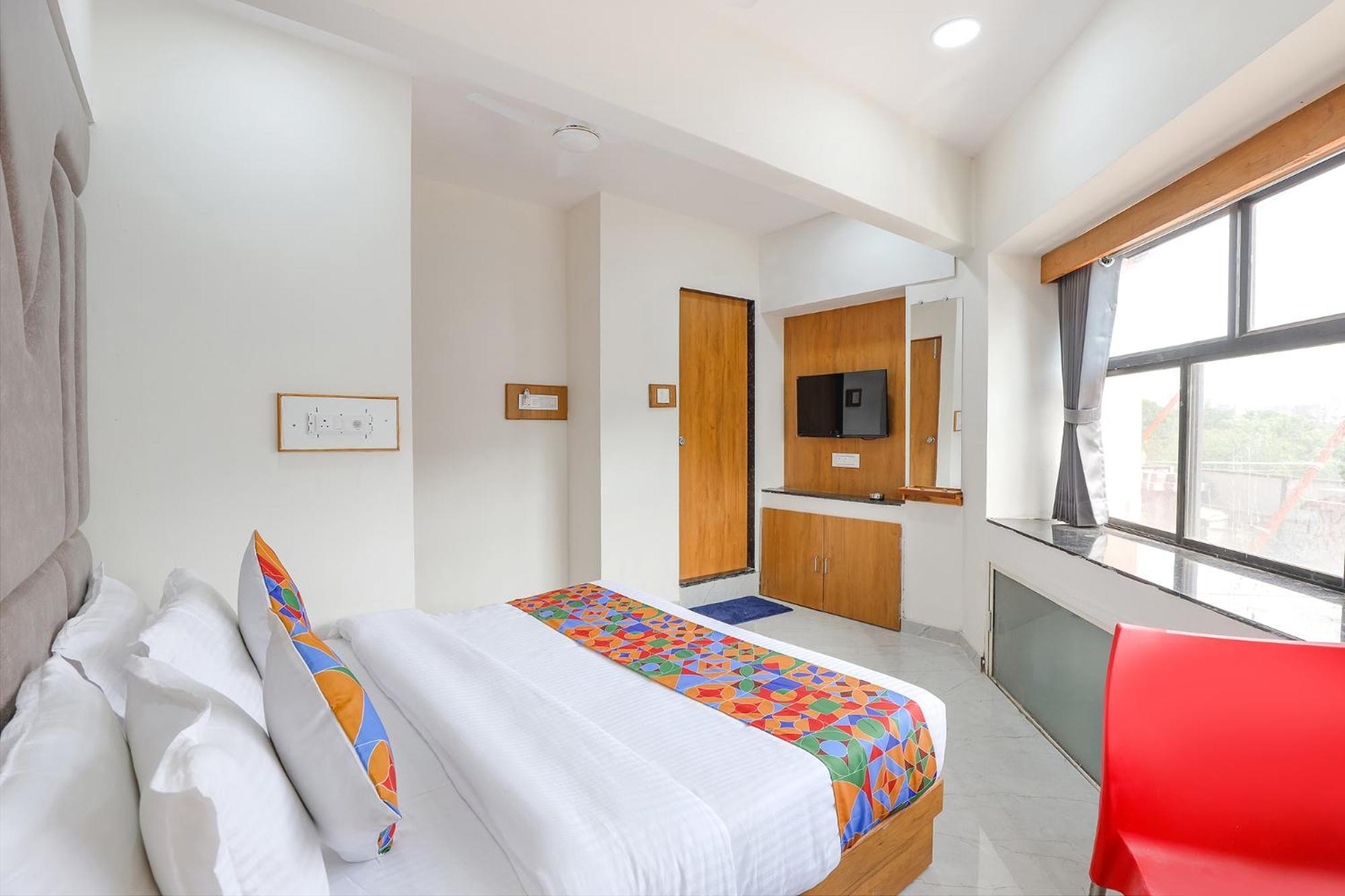 Fabhotel Crystal I - Гандинагар Екстериор снимка